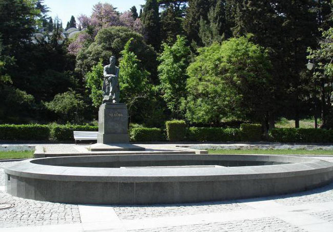 Памятник Чехову в Приморском парке